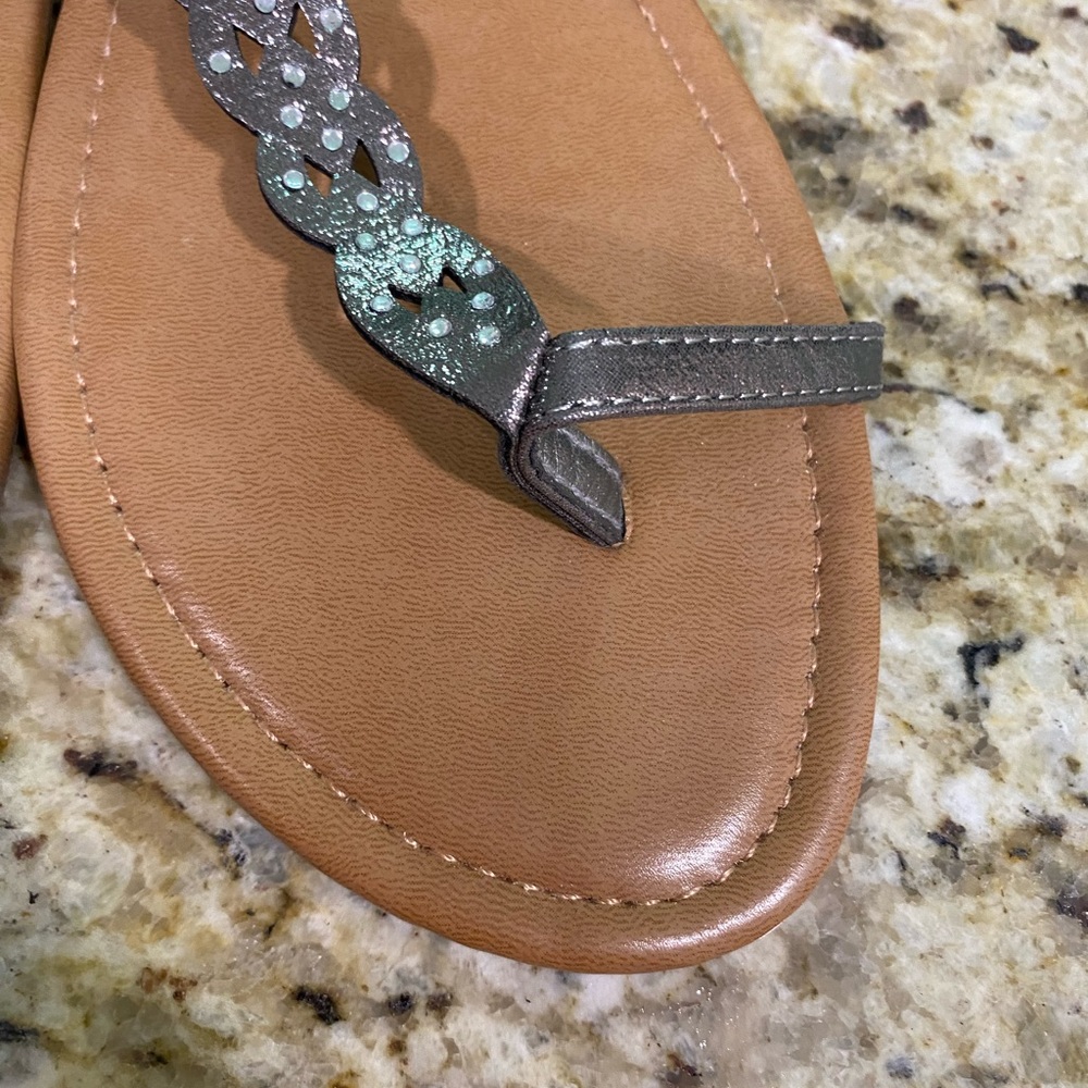 NWOB daisy fuentes Leather Pewter T Strap Sandals With Rhinestones 11 - Picture 3 of 5